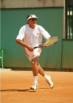 Claude Duverneuil sur un court de tennis